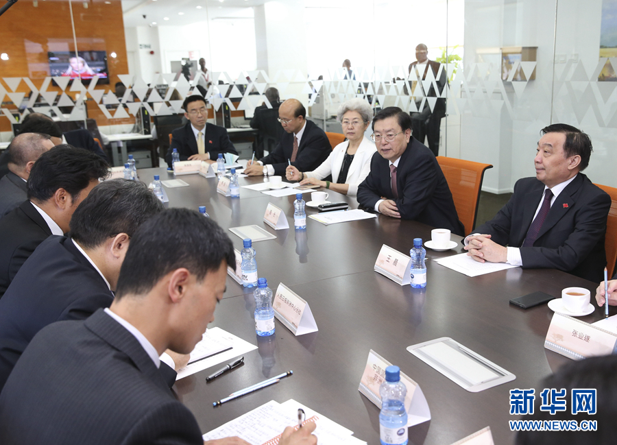 這是3月25日，張德江在肯尼亞首都內(nèi)羅畢考察中央電視臺非洲分臺并接見中央媒體駐非洲機構(gòu)負責人。 新華社記者馬占成攝