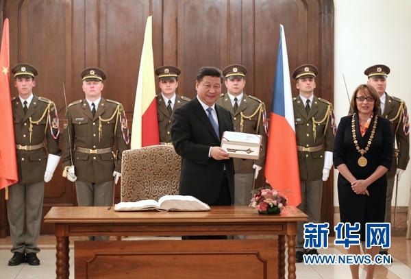 當(dāng)?shù)貢r(shí)間3月29日，國(guó)家主席習(xí)近平在捷克布拉格會(huì)見(jiàn)布拉格市長(zhǎng)科爾娜喬娃，并接受科爾娜喬娃代表該市贈(zèng)予的城市鑰匙。 新華社記者 龐興雷攝