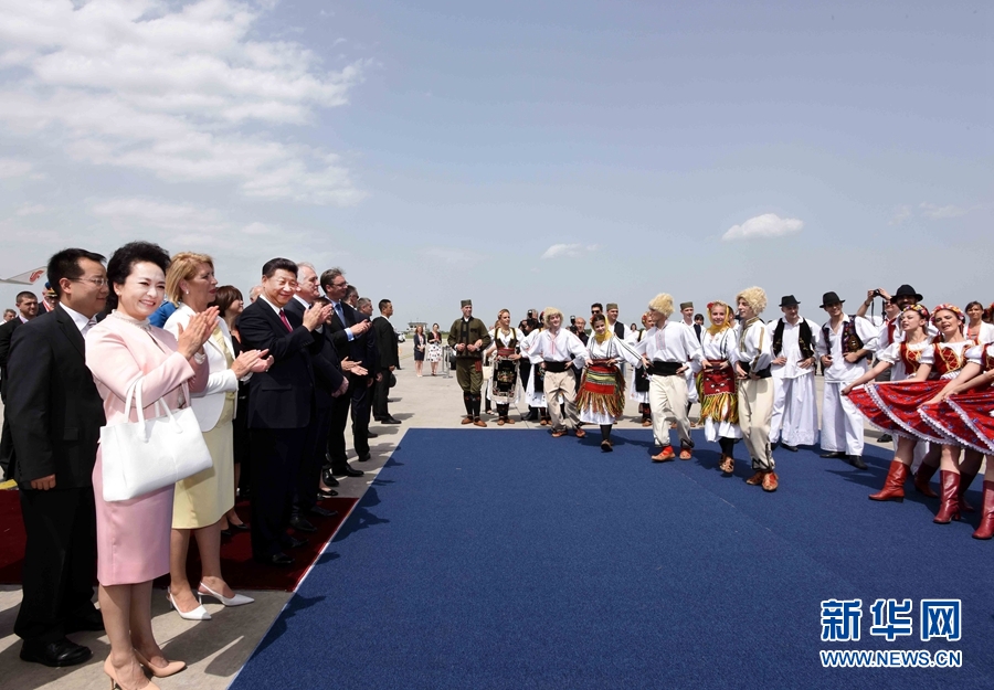 6月17日，國(guó)家主席習(xí)近平乘專(zhuān)機(jī)抵達(dá)貝爾格萊德，開(kāi)始對(duì)塞爾維亞共和國(guó)進(jìn)行國(guó)事訪問(wèn)。塞爾維亞民眾跳起歡快熱情的傳統(tǒng)舞蹈科羅舞熱烈歡迎習(xí)近平和夫人彭麗媛到訪。新華社記者 饒愛(ài)民 攝 