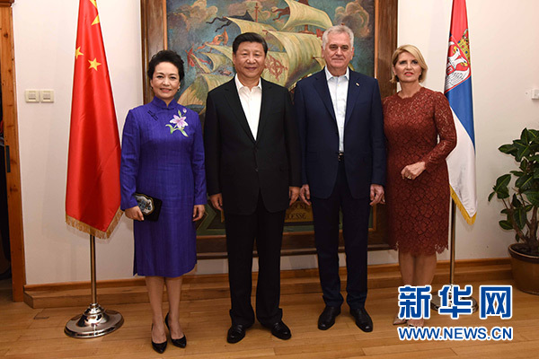 當(dāng)?shù)貢r(shí)間6月17日，國(guó)家主席習(xí)近平同塞爾維亞總統(tǒng)尼科利奇在貝爾格萊德舉行會(huì)晤。這是習(xí)近平和夫人彭麗媛同尼科利奇夫婦在和平別墅合影。新華社記者饒愛(ài)民攝