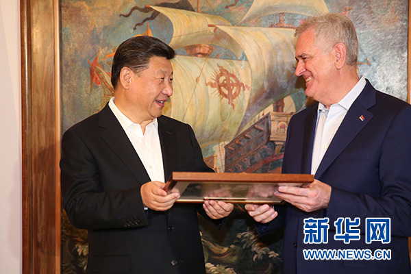 當(dāng)?shù)貢r(shí)間6月17日，國(guó)家主席習(xí)近平同塞爾維亞總統(tǒng)尼科利奇在貝爾格萊德舉行會(huì)晤。這是尼科利奇向習(xí)近平贈(zèng)送紀(jì)念品。新華社記者饒愛(ài)民攝