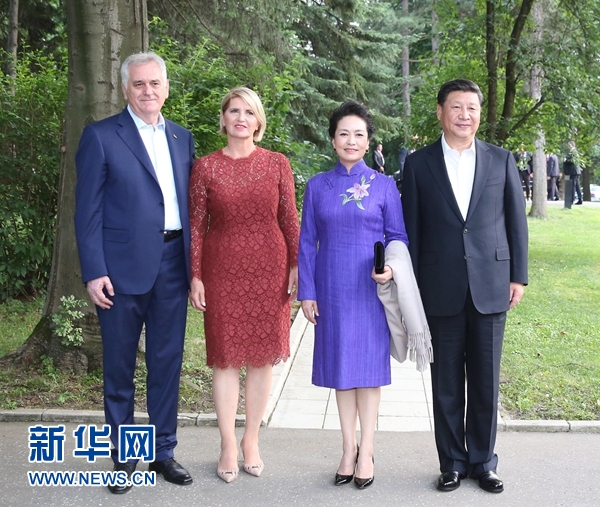 當(dāng)?shù)貢r(shí)間6月17日，國(guó)家主席習(xí)近平同塞爾維亞總統(tǒng)尼科利奇在貝爾格萊德舉行會(huì)晤。這是習(xí)近平和夫人彭麗媛同尼科利奇夫婦在和平別墅合影。新華社記者 丁林 攝