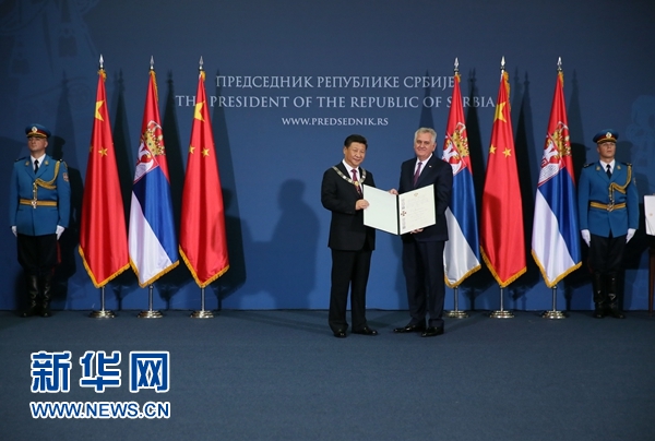 6月18日，國家主席習(xí)近平在貝爾格萊德同塞爾維亞總統(tǒng)尼科利奇舉行會(huì)談。會(huì)談后，尼科利奇向習(xí)近平授予塞爾維亞最高級(jí)別勛章&ldquo;共和國一級(jí)榮譽(yù)勛章&rdquo;，感謝習(xí)近平為中塞關(guān)系發(fā)展作出的杰出貢獻(xiàn)。新華社記者蘭紅光攝 