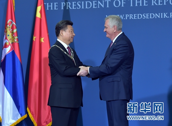 6月18日，國家主席習(xí)近平在貝爾格萊德同塞爾維亞總統(tǒng)尼科利奇舉行會(huì)談。會(huì)談后，尼科利奇向習(xí)近平授予塞爾維亞最高級(jí)別勛章&ldquo;共和國一級(jí)榮譽(yù)勛章&rdquo;，感謝習(xí)近平為中塞關(guān)系發(fā)展作出的杰出貢獻(xiàn)。新華社記者 李濤 攝 