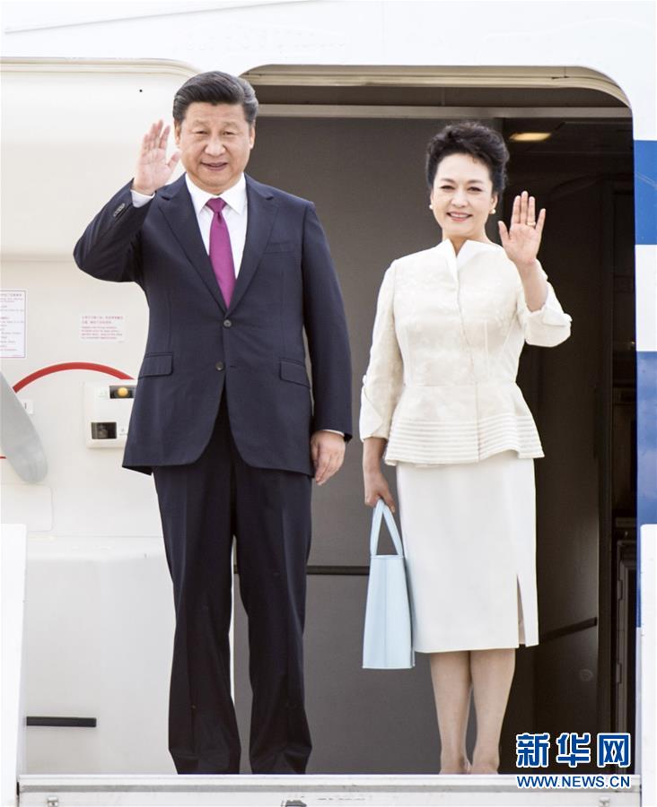 6月19日，國家主席習近平抵達華沙，開始對波蘭共和國進行國事訪問。這是習近平和夫人彭麗媛步出艙門。 新華社記者 謝環(huán)馳 攝 