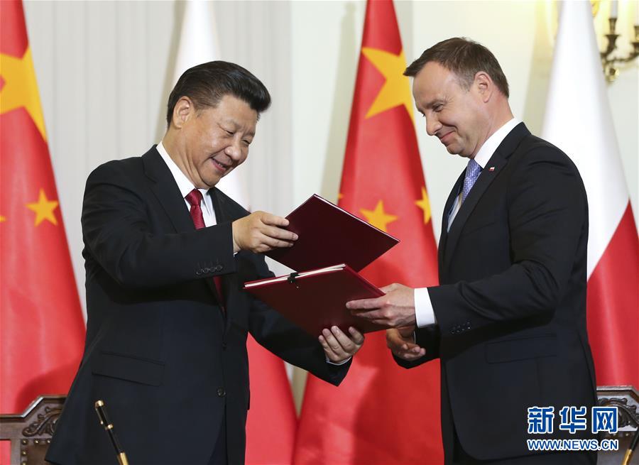 6月20日，國家主席習近平在華沙同波蘭總統(tǒng)杜達舉行會談。這是會談后，兩國元首共同簽署《中華人民共和國和波蘭共和國關于建立全面戰(zhàn)略伙伴關系的聯(lián)合聲明》。新華社記者蘭紅光攝