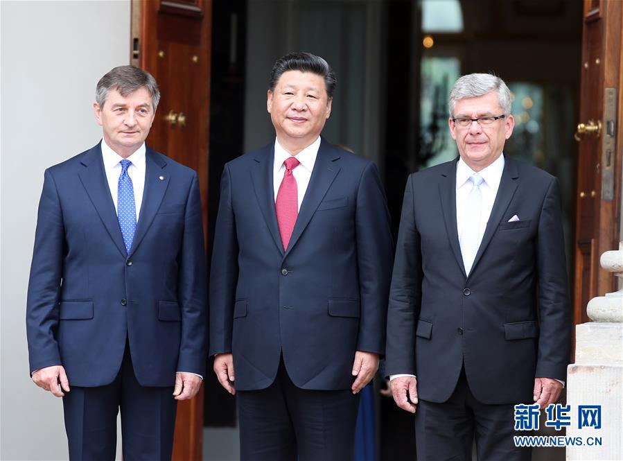 6月20日，國家主席習(xí)近平在華沙瓦津基公園水上宮殿會(huì)見波蘭參議長卡切夫斯基（右）和眾議長庫赫欽斯基。 新華社記者 姚大偉 攝  