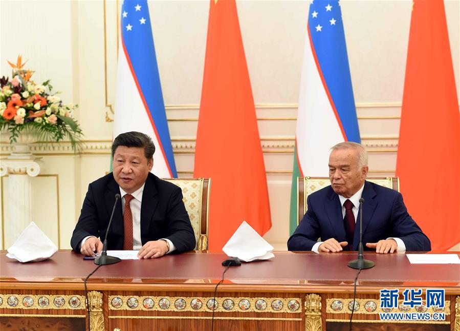 6月22日，國家主席習(xí)近平在塔什干庫克薩萊國賓館同烏茲別克斯坦總統(tǒng)卡里莫夫舉行會談。會談后，兩國元首共同會見記者。 新華社記者饒愛民攝