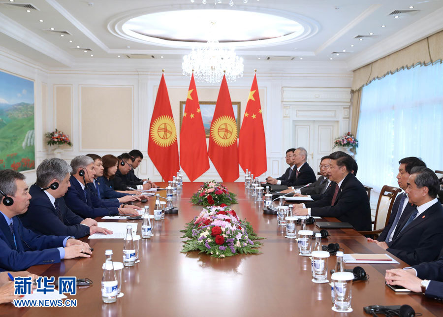 6月24日，國家主席習(xí)近平在烏茲別克斯坦塔什干會見吉爾吉斯斯坦總統(tǒng)阿坦巴耶夫。 新華社記者 馬占成 攝