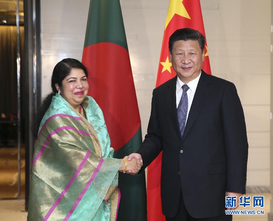 10月14日，國(guó)家主席習(xí)近平在達(dá)卡會(huì)見(jiàn)孟加拉國(guó)國(guó)民議會(huì)議長(zhǎng)喬杜里。 新華社記者蘭紅光攝 