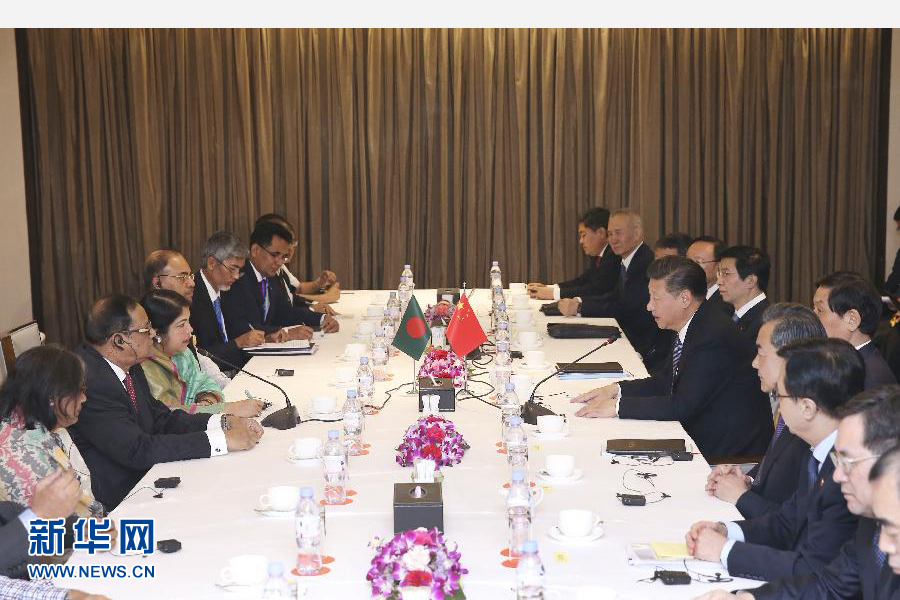 10月14日，國(guó)家主席習(xí)近平在達(dá)卡會(huì)見(jiàn)孟加拉國(guó)國(guó)民議會(huì)議長(zhǎng)喬杜里。 新華社記者龐興雷攝 