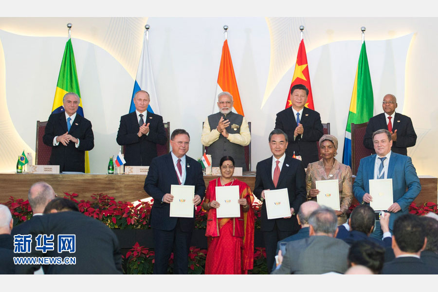 10月16日，金磚國家領導人第八次會晤在印度果阿舉行。中國國家主席習近平、印度總理莫迪、南非總統(tǒng)祖馬、巴西總統(tǒng)特梅爾、俄羅斯總統(tǒng)普京出席。這是會晤結束后，5國領導人共同見證合作文件的簽署，并出席聯(lián)合記者會。新華社記者謝環(huán)馳攝 