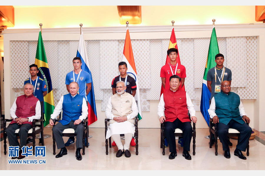 10月15日，國家主席習近平與印度總理莫迪、南非總統(tǒng)祖馬、巴西總統(tǒng)特梅爾、俄羅斯總統(tǒng)普京在印度果阿同參加金磚國家17歲以下少年足球賽的各國代表隊隊長合影。新華社記者姚大偉攝 