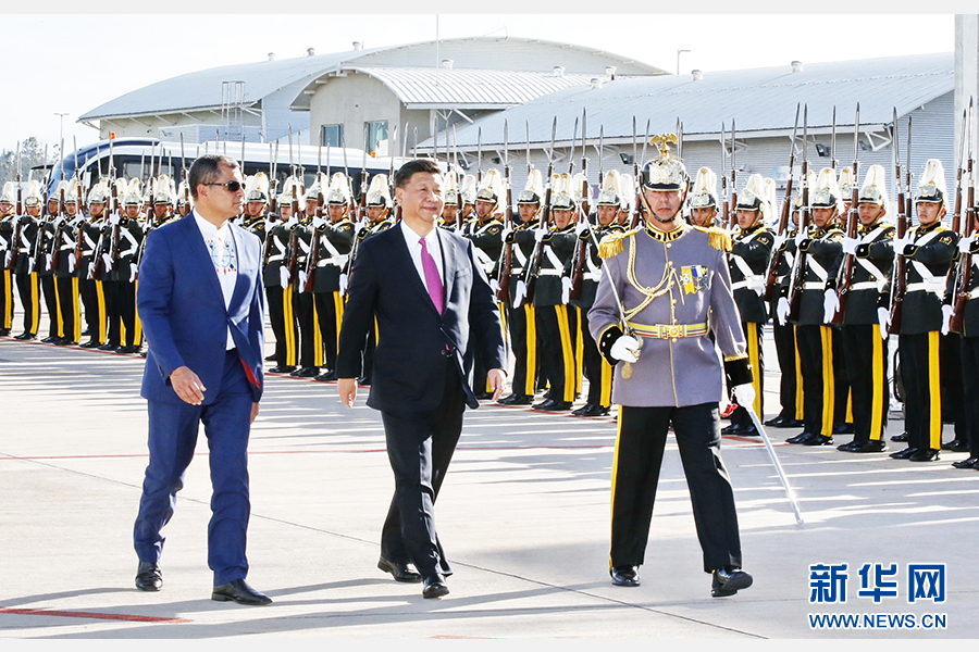 當(dāng)?shù)貢r(shí)間11月17日，國(guó)家主席習(xí)近平乘專機(jī)抵達(dá)基多，開始對(duì)厄瓜多爾共和國(guó)進(jìn)行國(guó)事訪問(wèn)。這是厄瓜多爾總統(tǒng)科雷亞在機(jī)場(chǎng)為習(xí)近平舉行隆重歡迎儀式。新華社記者 鞠鵬 攝 