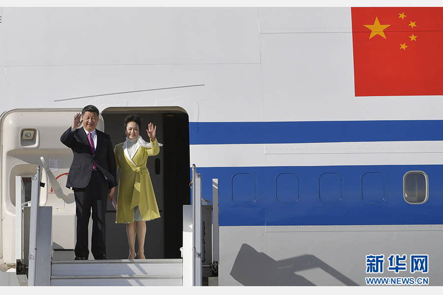 當(dāng)?shù)貢r(shí)間11月17日，國(guó)家主席習(xí)近平乘專機(jī)抵達(dá)基多，開始對(duì)厄瓜多爾共和國(guó)進(jìn)行國(guó)事訪問(wèn)。這是習(xí)近平與夫人彭麗媛向歡迎人群揮手致意。新華社記者 王曄 攝 