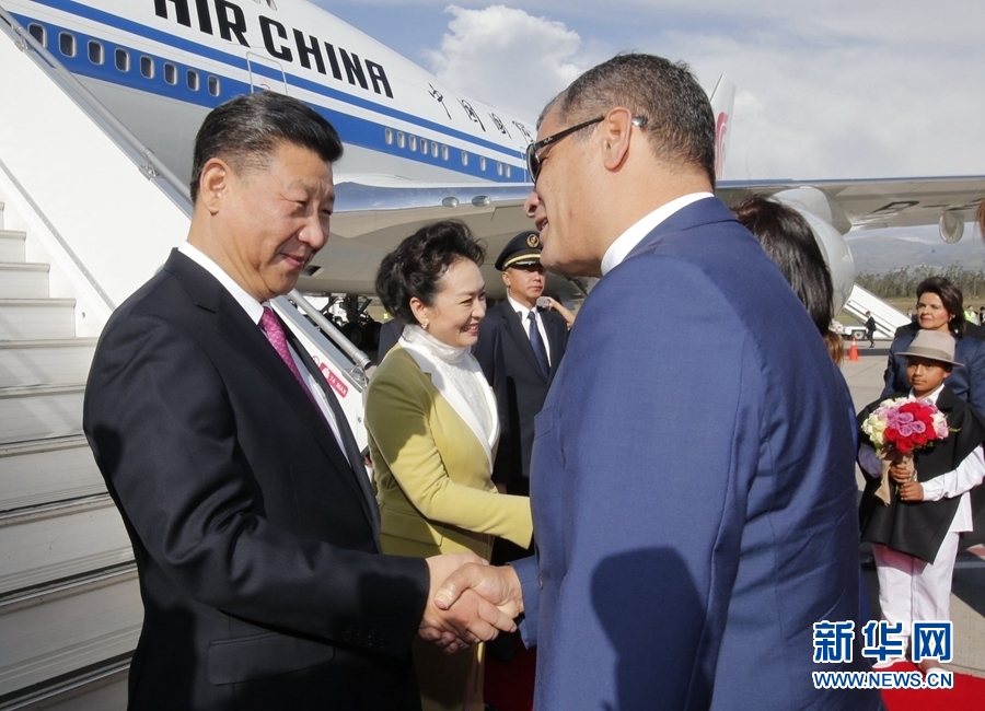 當(dāng)?shù)貢r(shí)間11月17日，國(guó)家主席習(xí)近平乘專機(jī)抵達(dá)基多，開始對(duì)厄瓜多爾共和國(guó)進(jìn)行國(guó)事訪問(wèn)。厄瓜多爾總統(tǒng)科雷亞和夫人馬勒布等在舷梯旁熱情迎接習(xí)近平和夫人彭麗媛。新華社記者 鞠鵬 攝