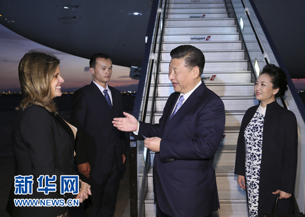當(dāng)?shù)貢r間11月18日，國家主席習(xí)近平抵達利馬，出席亞太經(jīng)合組織第二十四次領(lǐng)導(dǎo)人非正式會議并對秘魯共和國進行國事訪問。習(xí)近平和夫人彭麗媛受到秘魯副總統(tǒng)阿勞斯等熱情迎接。新華社記者 蘭紅光 攝
