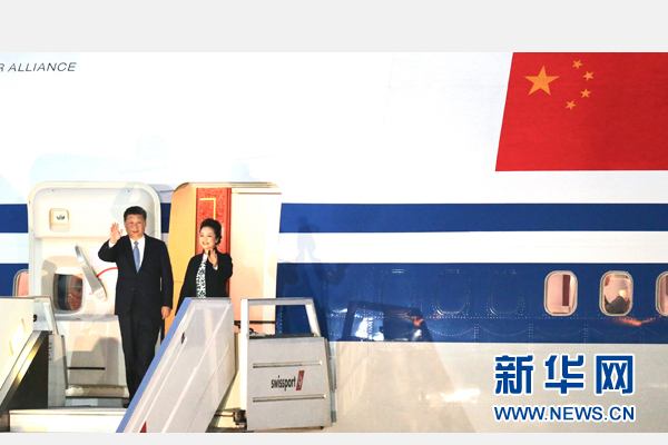 當(dāng)?shù)貢r間11月18日，國家主席習(xí)近平抵達利馬，出席亞太經(jīng)合組織第二十四次領(lǐng)導(dǎo)人非正式會議并對秘魯共和國進行國事訪問。習(xí)近平和夫人彭麗媛受到秘魯副總統(tǒng)阿勞斯等熱情迎接。新華社記者 丁林 攝