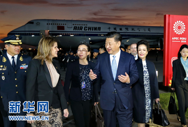 當(dāng)?shù)貢r間11月18日，國家主席習(xí)近平抵達利馬，出席亞太經(jīng)合組織第二十四次領(lǐng)導(dǎo)人非正式會議并對秘魯共和國進行國事訪問。習(xí)近平和夫人彭麗媛受到秘魯副總統(tǒng)阿勞斯等熱情迎接。新華社記者 鞠鵬 攝