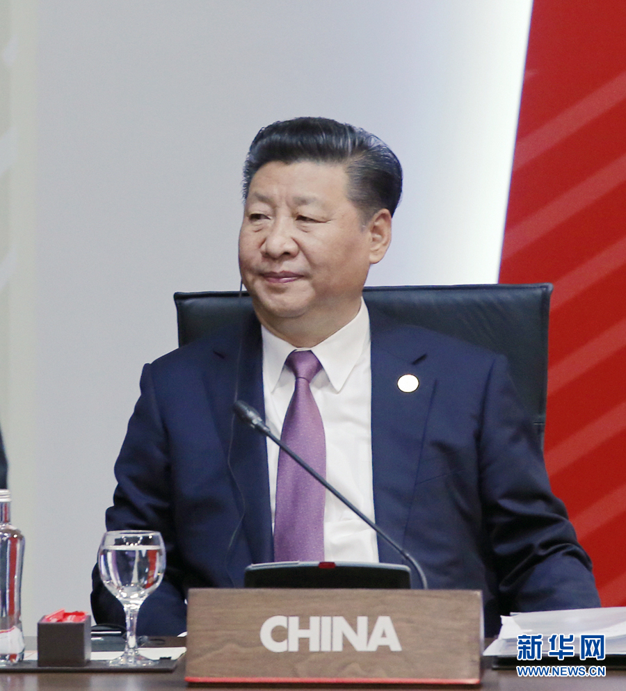 11月20日，亞太經(jīng)合組織第二十四次領(lǐng)導(dǎo)人非正式會(huì)議在秘魯利馬舉行。國(guó)家主席習(xí)近平出席并發(fā)表題為《面向未來(lái)開拓進(jìn)取促進(jìn)亞太發(fā)展繁榮》的重要講話。 新華社記者 鞠鵬 攝