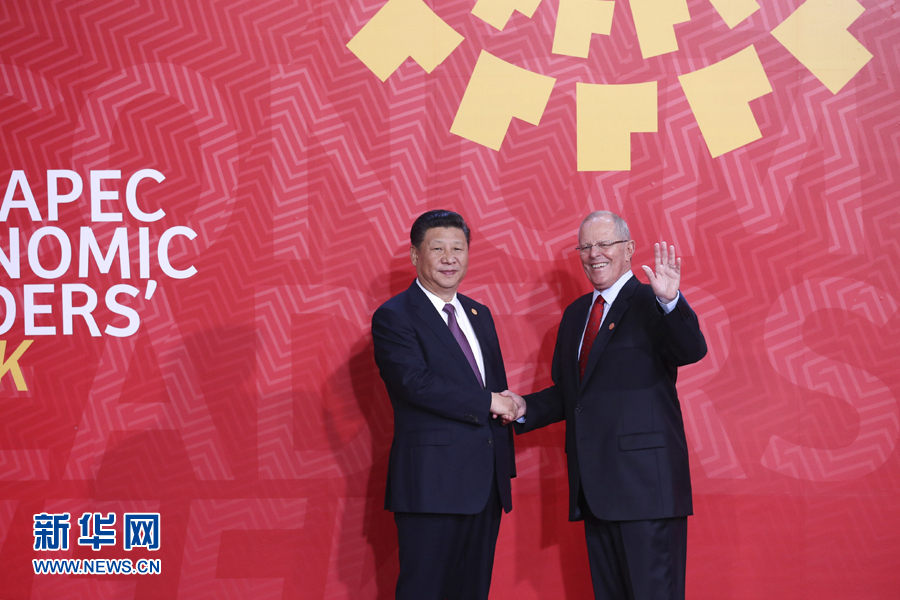 11月20日，亞太經(jīng)合組織第二十四次領(lǐng)導(dǎo)人非正式會(huì)議在秘魯利馬舉行。國(guó)家主席習(xí)近平出席并發(fā)表題為《面向未來(lái)開拓進(jìn)取促進(jìn)亞太發(fā)展繁榮》的重要講話。這是會(huì)議開始前，習(xí)近平受到秘魯總統(tǒng)庫(kù)琴斯基的熱情迎接。 新華社記者 龐興雷 攝