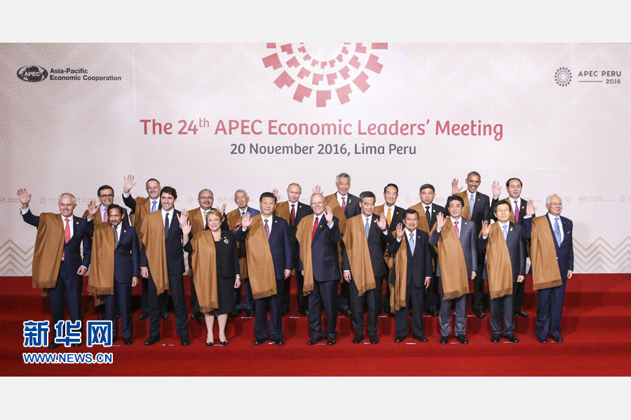 11月20日，亞太經(jīng)合組織第二十四次領(lǐng)導(dǎo)人非正式會(huì)議在秘魯利馬舉行。國(guó)家主席習(xí)近平出席并發(fā)表題為《面向未來(lái)開拓進(jìn)取促進(jìn)亞太發(fā)展繁榮》的重要講話。這是會(huì)議期間，國(guó)家主席習(xí)近平同其他亞太經(jīng)合組織成員經(jīng)濟(jì)體領(lǐng)導(dǎo)人、代表合影。 新華社記者 丁林 攝