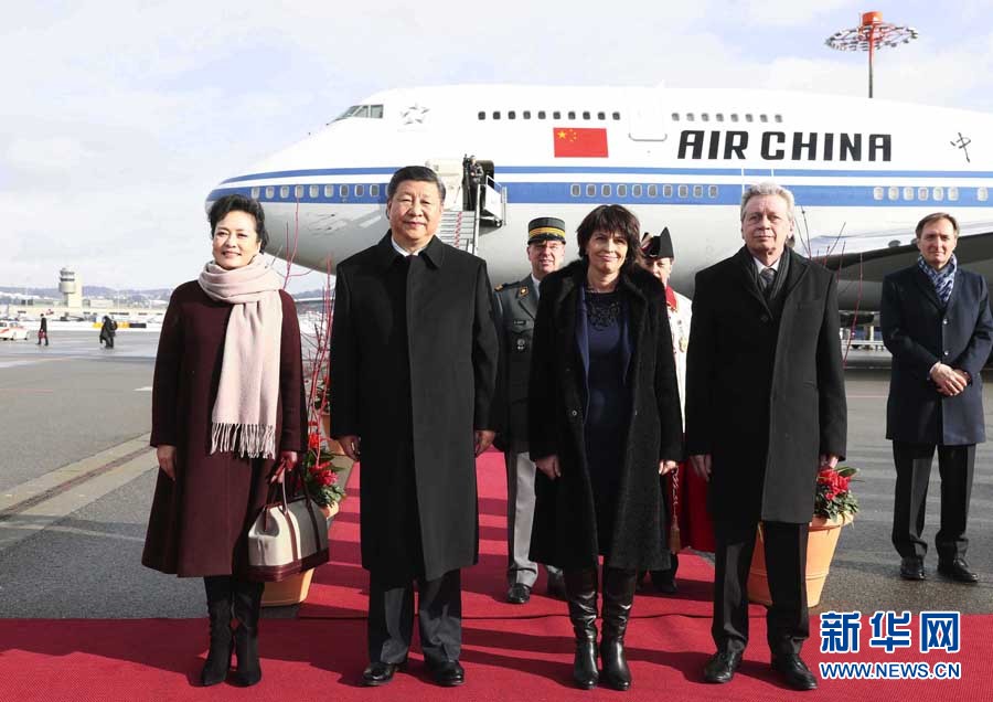 1月15日，國(guó)家主席習(xí)近平乘專機(jī)抵達(dá)蘇黎世，開(kāi)始對(duì)瑞士聯(lián)邦進(jìn)行國(guó)事訪問(wèn)。這是瑞士聯(lián)邦主席洛伊特哈德在機(jī)場(chǎng)為習(xí)近平和夫人彭麗媛舉行隆重歡迎儀式。 新華社記者 蘭紅光 攝