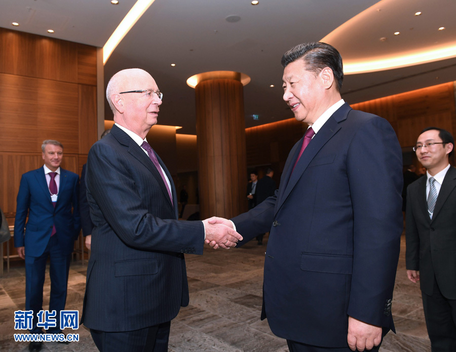 1月17日，國家主席習近平在瑞士達沃斯會見世界經濟論壇主席施瓦布。 新華社記者 饒愛民 攝