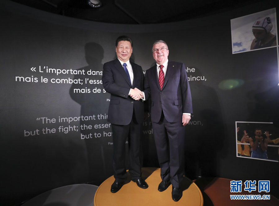 1月18日，國(guó)家主席習(xí)近平在瑞士洛桑國(guó)際奧林匹克博物館會(huì)見國(guó)際奧林匹克委員會(huì)主席巴赫。這是習(xí)近平和巴赫在奧運(yùn)冠軍領(lǐng)獎(jiǎng)臺(tái)上合影。新華社記者 蘭紅光 攝
