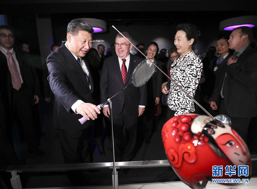 1月18日，國(guó)家主席習(xí)近平在瑞士洛桑國(guó)際奧林匹克博物館會(huì)見國(guó)際奧林匹克委員會(huì)主席巴赫。這是習(xí)近平在巴赫陪同下，參觀羽毛球世界冠軍李玲蔚用過的球拍。新華社記者 蘭紅光 攝