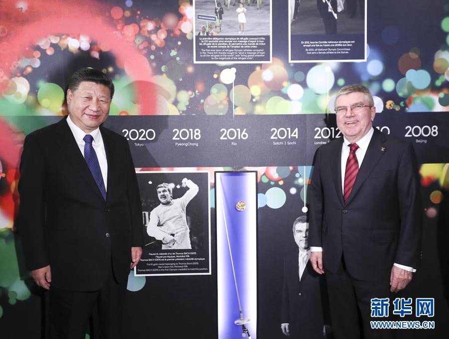 1月18日，國(guó)家主席習(xí)近平在瑞士洛桑國(guó)際奧林匹克博物館會(huì)見國(guó)際奧林匹克委員會(huì)主席巴赫。這是習(xí)近平與巴赫在巴赫作為擊劍運(yùn)動(dòng)員參加奧運(yùn)會(huì)的照片前合影。新華社記者 蘭紅光 攝