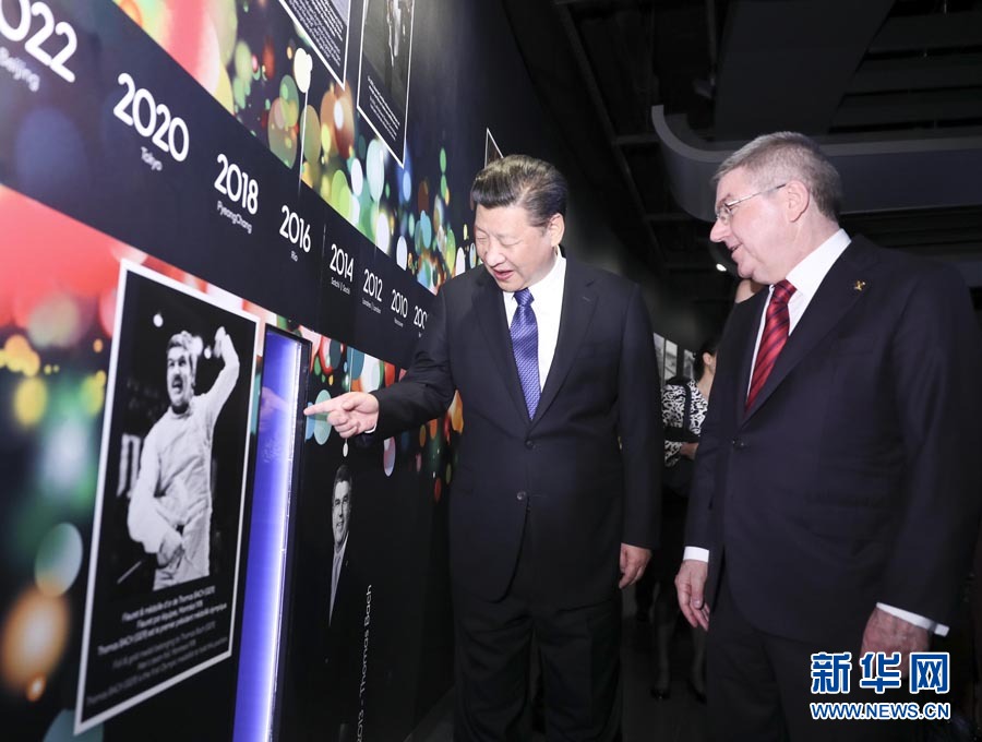 1月18日，國(guó)家主席習(xí)近平在瑞士洛桑國(guó)際奧林匹克博物館會(huì)見國(guó)際奧林匹克委員會(huì)主席巴赫。這是習(xí)近平在巴赫陪同下，參觀巴赫作為擊劍運(yùn)動(dòng)員參加奧運(yùn)會(huì)的照片。新華社記者 蘭紅光 攝