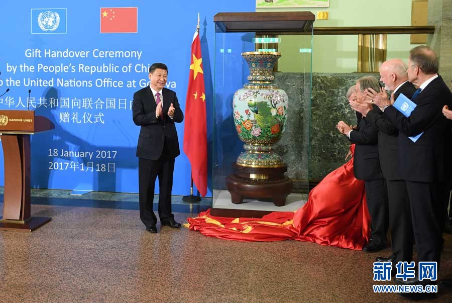 1月18日，國家主席習(xí)近平在瑞士日內(nèi)瓦萬國宮出席&ldquo;共商共筑人類命運共同體&rdquo;高級別會議，并發(fā)表題為《共同構(gòu)建人類命運共同體》的主旨演講。這是會議結(jié)束后，習(xí)近平出席中國向聯(lián)合國日內(nèi)瓦總部贈禮儀式。新華社記者 張鐸 攝