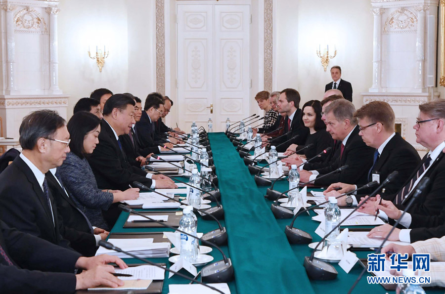 4月5日，國(guó)家主席習(xí)近平在赫爾辛基同芬蘭總統(tǒng)尼尼斯托舉行會(huì)談。 新華社記者 饒愛民 攝