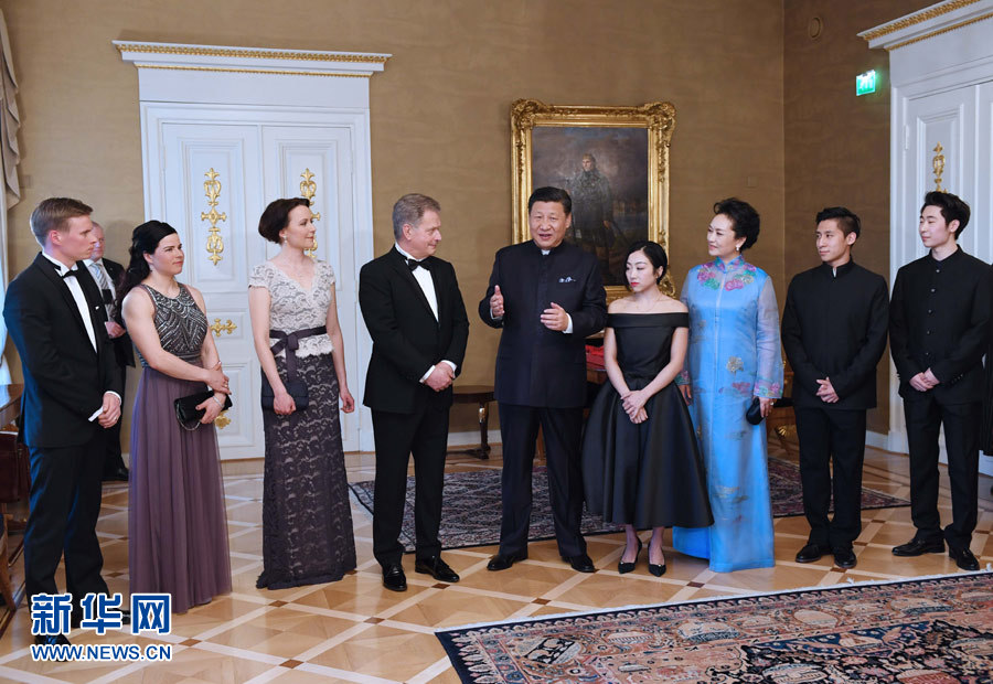 當?shù)貢r間4月5日晚，國家主席習近平和芬蘭總統(tǒng)尼尼斯托在赫爾辛基共同會見剛剛參加完2017年世界花樣滑冰錦標賽的中芬兩國冰雪運動員代表。習近平夫人彭麗媛和尼尼斯托夫人豪吉歐參加會見。新華社記者 饒愛民 攝