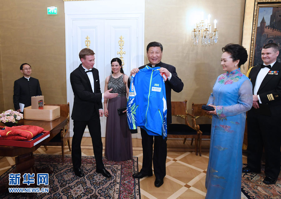 當?shù)貢r間4月5日晚，國家主席習近平和芬蘭總統(tǒng)尼尼斯托在赫爾辛基共同會見剛剛參加完2017年世界花樣滑冰錦標賽的中芬兩國冰雪運動員代表。習近平夫人彭麗媛和尼尼斯托夫人豪吉歐參加會見。這是芬蘭運動員向習近平和夫人彭麗媛贈送運動衣。新華社記者 饒愛民 攝