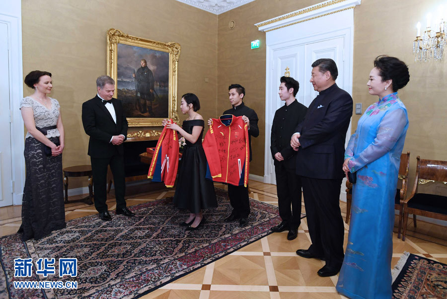 當?shù)貢r間4月5日晚，國家主席習近平和芬蘭總統(tǒng)尼尼斯托在赫爾辛基共同會見剛剛參加完2017年世界花樣滑冰錦標賽的中芬兩國冰雪運動員代表。習近平夫人彭麗媛和尼尼斯托夫人豪吉歐參加會見。這是中國運動員向尼尼斯托和夫人豪吉歐贈送運動衣。新華社記者 饒愛民 攝