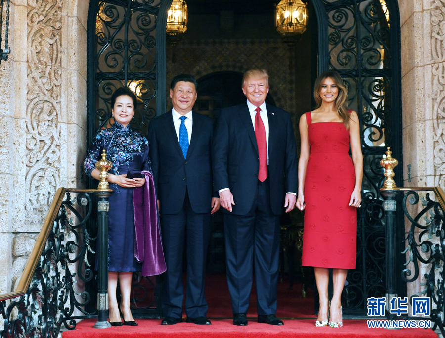 當(dāng)?shù)貢r(shí)間4月6日，國(guó)家主席習(xí)近平在美國(guó)佛羅里達(dá)州海湖莊園同美國(guó)總統(tǒng)特朗普舉行中美元首會(huì)晤。這是習(xí)近平和夫人彭麗媛同特朗普和夫人梅拉尼婭合影留念。新華社記者 饒愛民 攝 