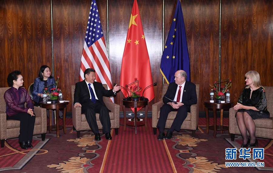 當?shù)貢r間4月7日，國家主席習近平在美國阿拉斯加州安克雷奇會見阿拉斯加州州長沃克。 新華社記者 饒愛民 攝 