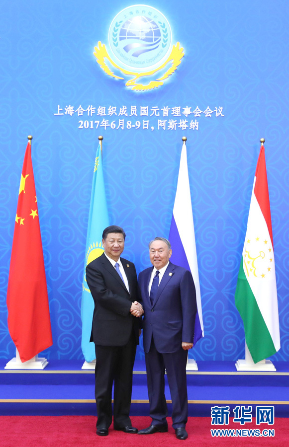 6月9日，國(guó)家主席習(xí)近平在哈薩克斯坦首都阿斯塔納出席上海合作組織成員國(guó)元首理事會(huì)第十七次會(huì)議并發(fā)表重要講話。這是習(xí)近平出席會(huì)議時(shí)，受到哈薩克斯坦總統(tǒng)納扎爾巴耶夫的熱情迎接。新華社記者 馬占成 攝