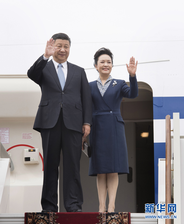 7月3日，國(guó)家主席習(xí)近平乘專(zhuān)機(jī)抵達(dá)莫斯科，開(kāi)始對(duì)俄羅斯聯(lián)邦進(jìn)行國(guó)事訪(fǎng)問(wèn)。這是習(xí)近平和夫人彭麗媛步出艙門(mén)。 新華社記者 李學(xué)仁 攝