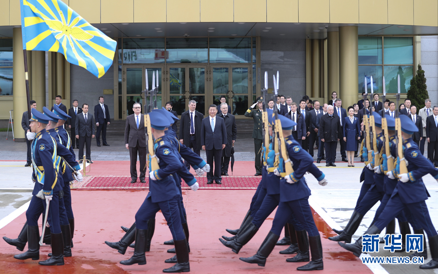 7月3日，國(guó)家主席習(xí)近平乘專(zhuān)機(jī)抵達(dá)莫斯科，開(kāi)始對(duì)俄羅斯聯(lián)邦進(jìn)行國(guó)事訪(fǎng)問(wèn)。這是習(xí)近平出席機(jī)場(chǎng)歡迎儀式。 新華社記者 謝環(huán)馳 攝