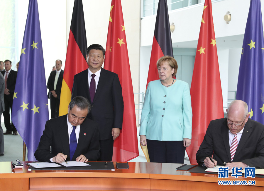 7月5日，國家主席習(xí)近平在柏林同德國總理默克爾舉行會談。會談后，兩國領(lǐng)導(dǎo)人共同見證了航天、智能制造、工業(yè)互聯(lián)網(wǎng)、數(shù)字化、第三方市場、大熊貓合作研究等領(lǐng)域多項雙邊合作文件的簽署。新華社記者馬占成攝