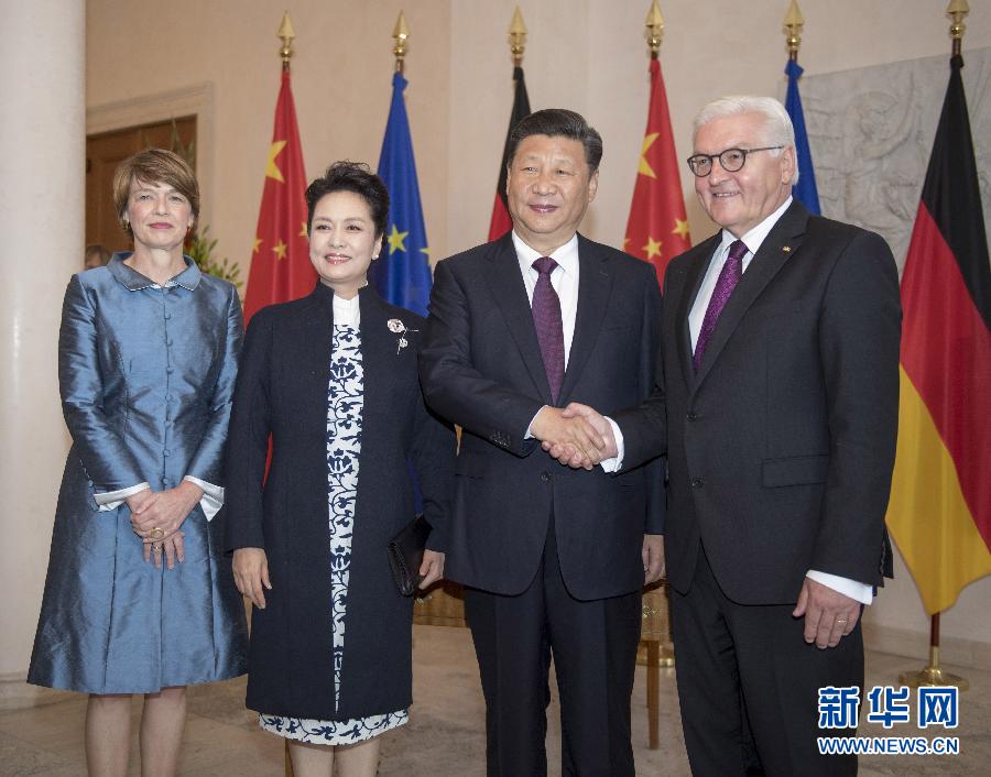 7月5日，國(guó)家主席習(xí)近平在柏林會(huì)見德國(guó)總統(tǒng)施泰因邁爾。會(huì)見前，施泰因邁爾在總統(tǒng)府花園為習(xí)近平舉行隆重歡迎儀式。這是習(xí)近平和夫人彭麗媛同施泰因邁爾夫婦合影。新華社記者 李學(xué)仁 攝