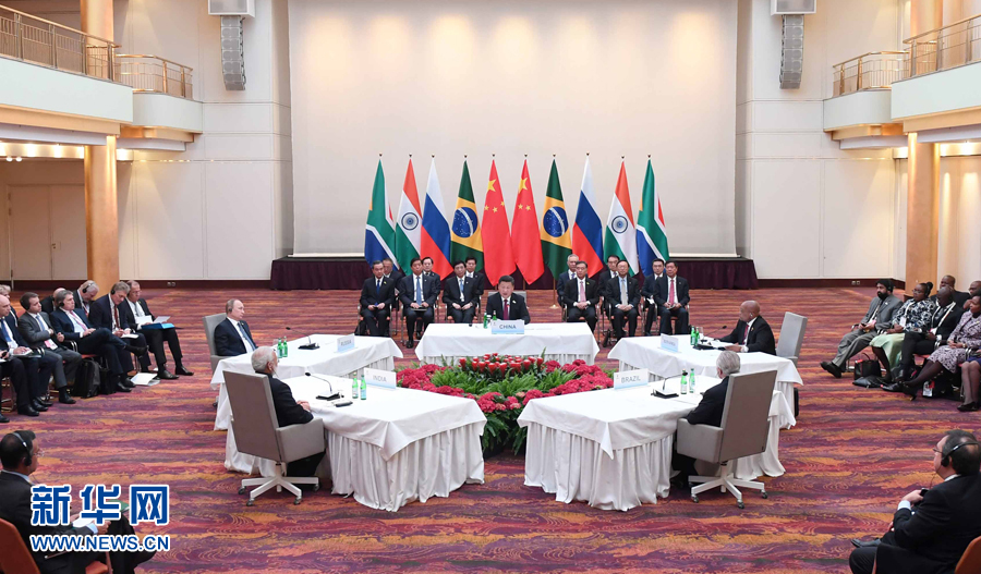 7月7日，國家主席習(xí)近平在德國漢堡主持金磚國家領(lǐng)導(dǎo)人非正式會晤，發(fā)表引導(dǎo)性講話和總結(jié)講話。南非總統(tǒng)祖馬、巴西總統(tǒng)特梅爾、俄羅斯總統(tǒng)普京、印度總理莫迪出席。新華社記者 張鐸 攝