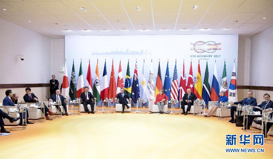 7月7日，二十國集團(tuán)領(lǐng)導(dǎo)人第十二次峰會在德國漢堡舉行。國家主席習(xí)近平出席并發(fā)表題為《堅(jiān)持開放包容　推動聯(lián)動增長》的重要講話。這是峰會前，習(xí)近平出席二十國集團(tuán)峰會領(lǐng)導(dǎo)人座談會。新華社記者 李學(xué)仁 攝 