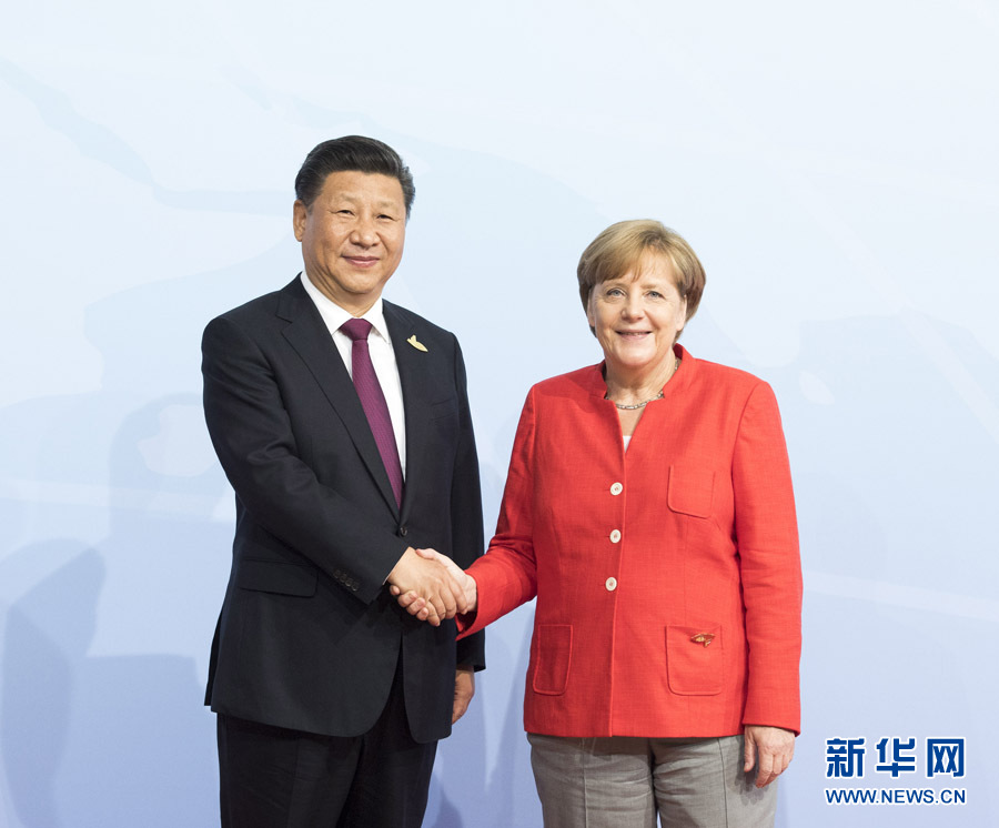 7月7日，二十國(guó)集團(tuán)領(lǐng)導(dǎo)人第十二次峰會(huì)在德國(guó)漢堡舉行。國(guó)家主席習(xí)近平出席并發(fā)表題為《堅(jiān)持開放包容　推動(dòng)聯(lián)動(dòng)增長(zhǎng)》的重要講話。這是峰會(huì)開始前，習(xí)近平受到德國(guó)總理默克爾迎接。新華社記者 李學(xué)仁 攝 