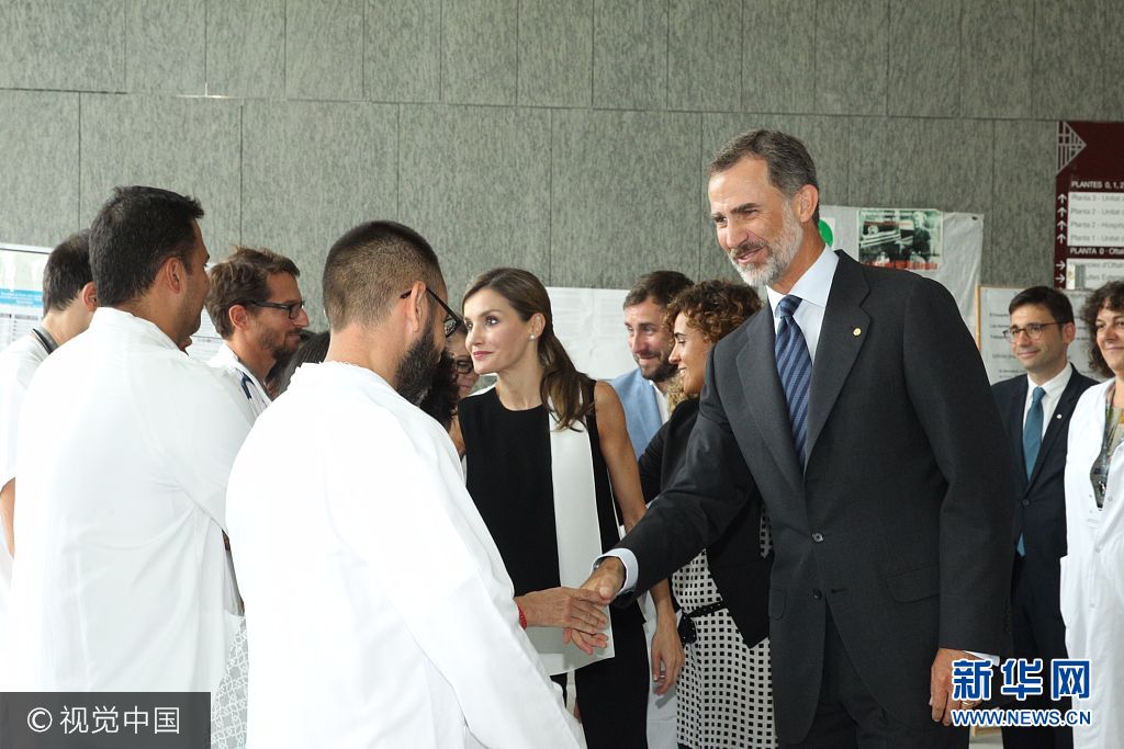 當(dāng)?shù)貢r(shí)間2017年8月19日，西班牙巴塞羅那，西班牙國(guó)王菲利普六世和萊蒂齊亞王后探望巴塞羅那恐襲案?jìng)摺?**_***BARCELONA, SPAIN - AUGUST 19:  In this handout photo provided by Casa de S.M. el Rey de Espana, King Felipe VI of Spain and Queen Letizia of Spain meets with medical staff as they arrive to visit last Thursday's terrorist attack victims at the Hospital de la Santa Creu i Sant Pau on August 19, 2017 in Barcelona, Spain. Thirteen people were killed and dozens injured in the Las Ramblas area of Barcelona when a van hit crowds on August 17.  (Photo by Casa de S.M. el Rey de Espana via Getty Images)