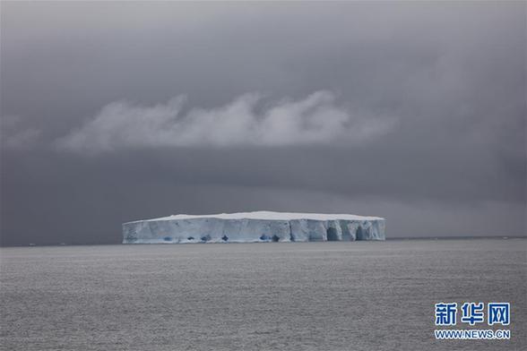 （圖文互動(dòng)）（2）專訪：在南極，最美的藍(lán)冰可能通向死亡&mdash;&mdash;中國(guó)南極科考隊(duì)員講述&ldquo;冰縫驚魂記&rdquo;