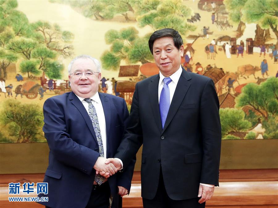 (時(shí)政)栗戰(zhàn)書與愛爾蘭眾議長奧法喬爾舉行會(huì)談